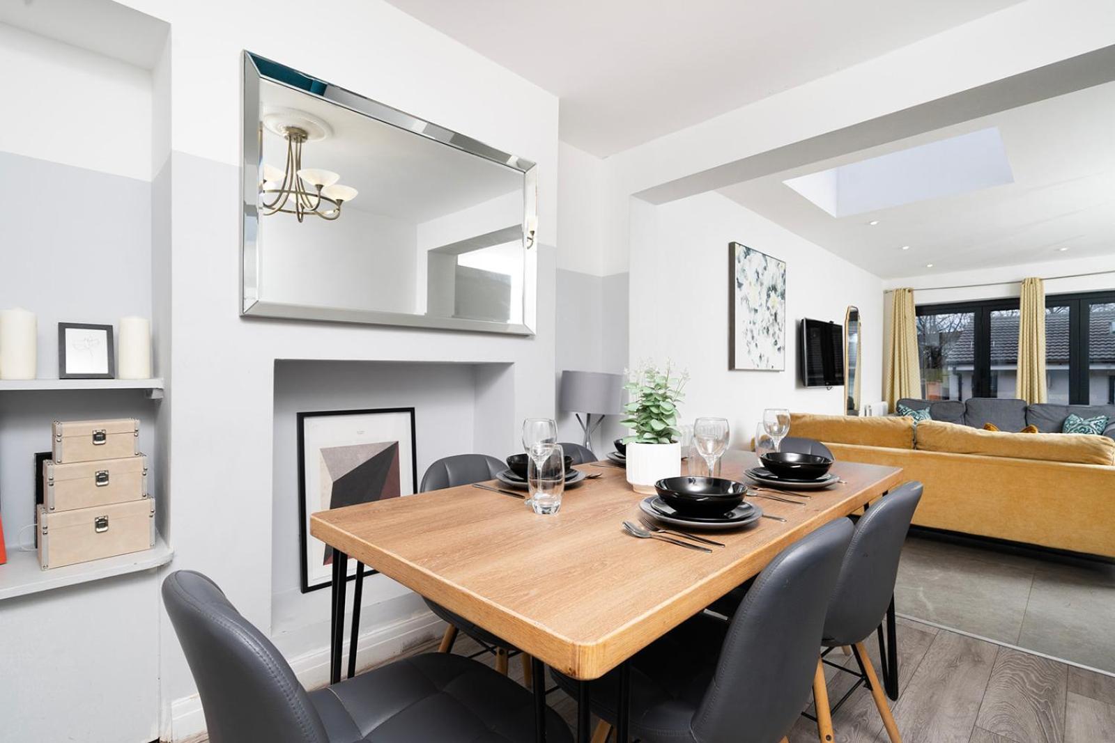 Appartement Large 4 Bedroom House With Parking Available Londen