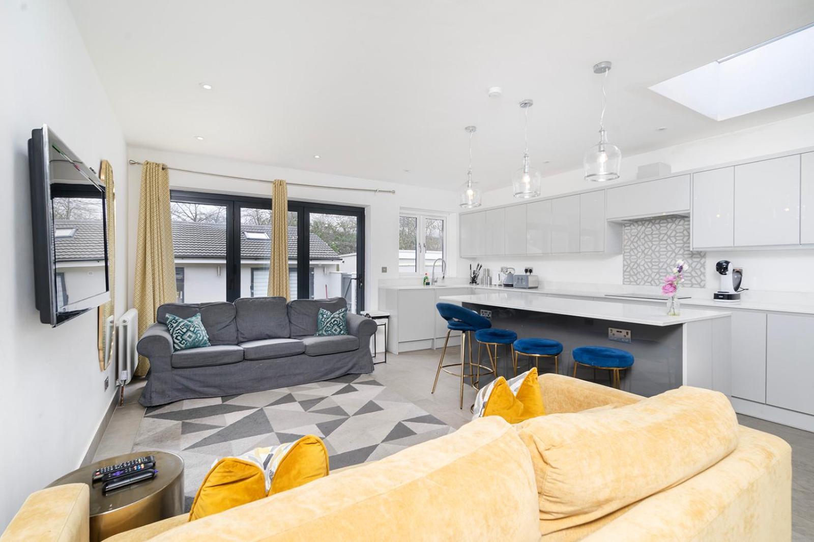 Large 4 Bedroom House With Parking Available Londen
