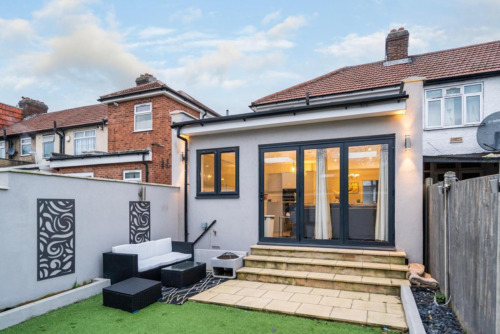 Appartement Large 4 Bedroom House With Parking Available