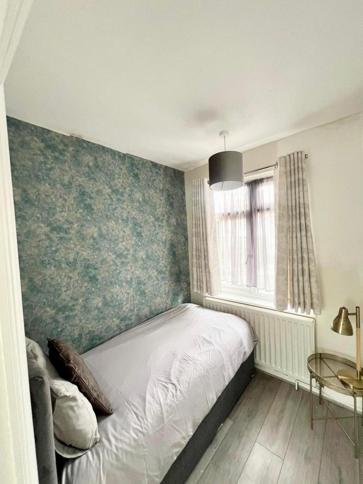 Large 4 Bedroom House With Parking Available Appartement Londen