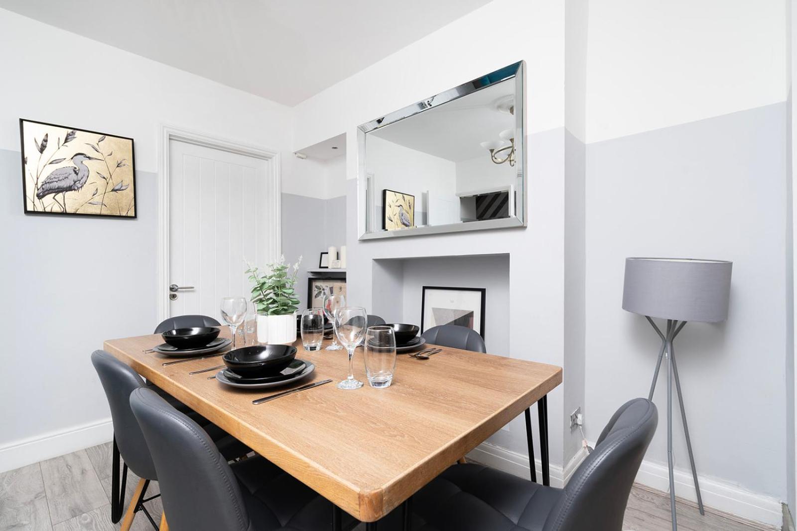 Large 4 Bedroom House With Parking Available Appartement