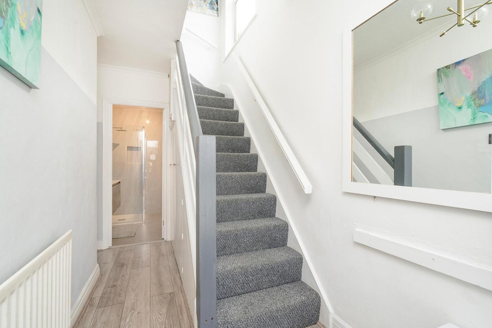 Large 4 Bedroom House With Parking Available Appartement *
