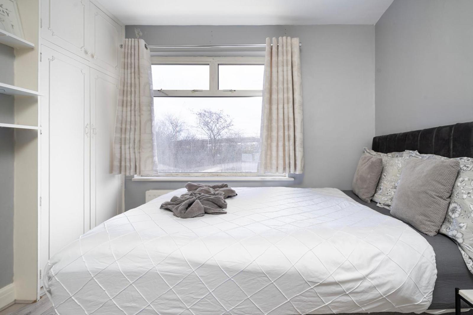 Appartement Large 4 Bedroom House With Parking Available Londen