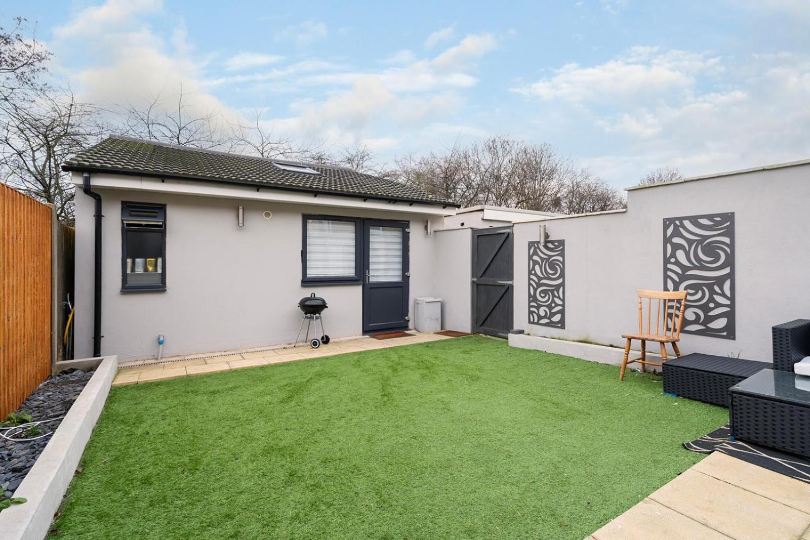 Large 4 Bedroom House With Parking Available * Londen