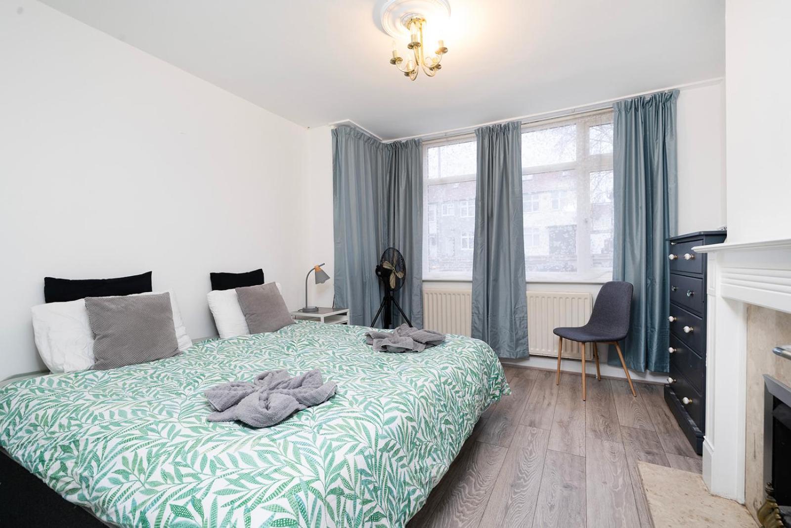 Large 4 Bedroom House With Parking Available Londen