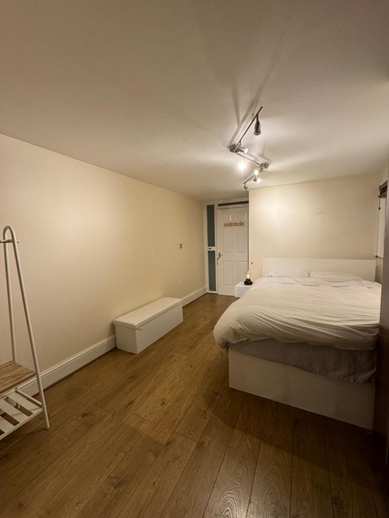 A Beautiful With A Private Garden Homestay London