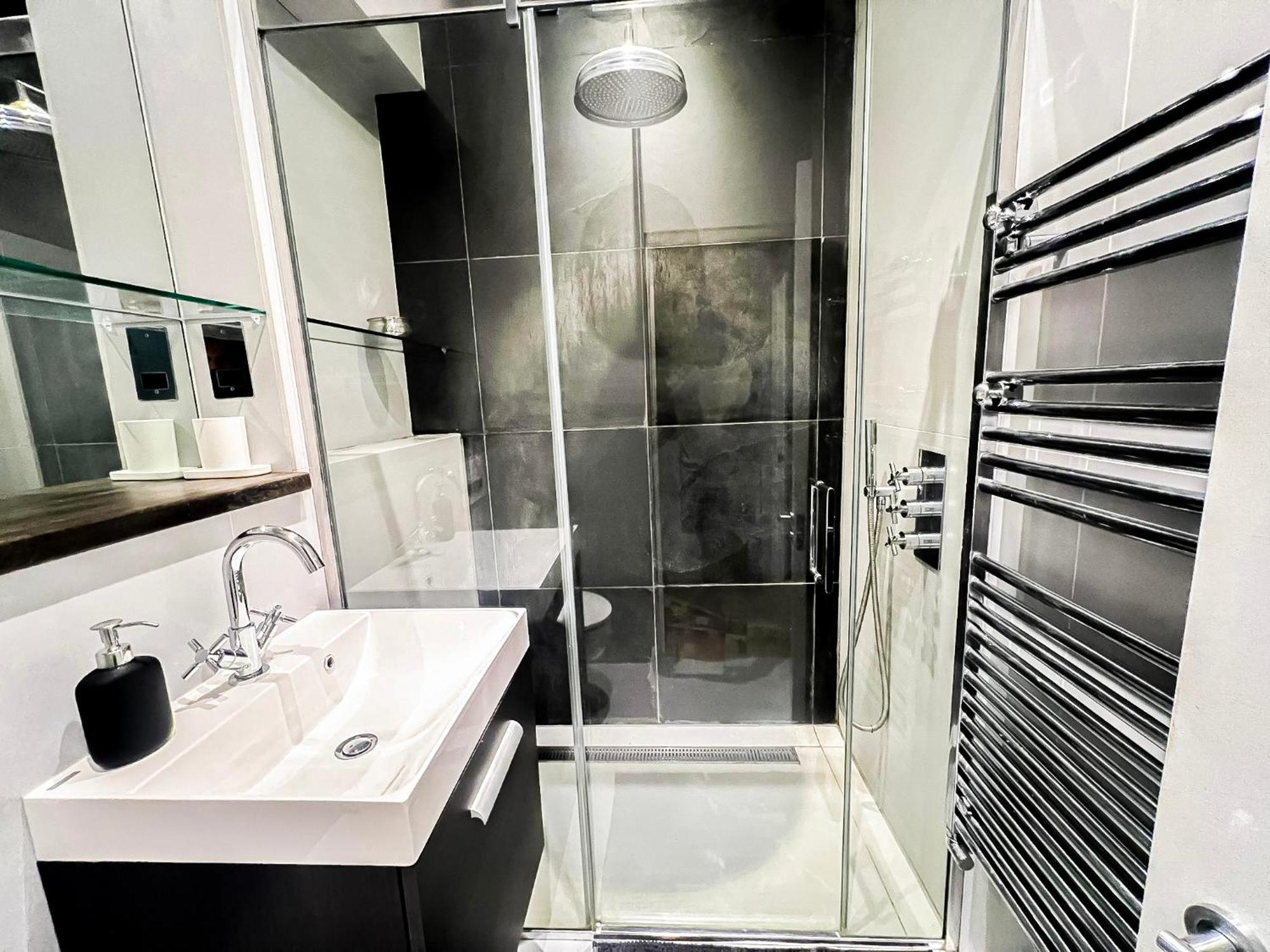 Sleek 2 Bedroom Flat With Private Patio & Firepit In Shepherds Bush, Near Hammersmith Apartamento