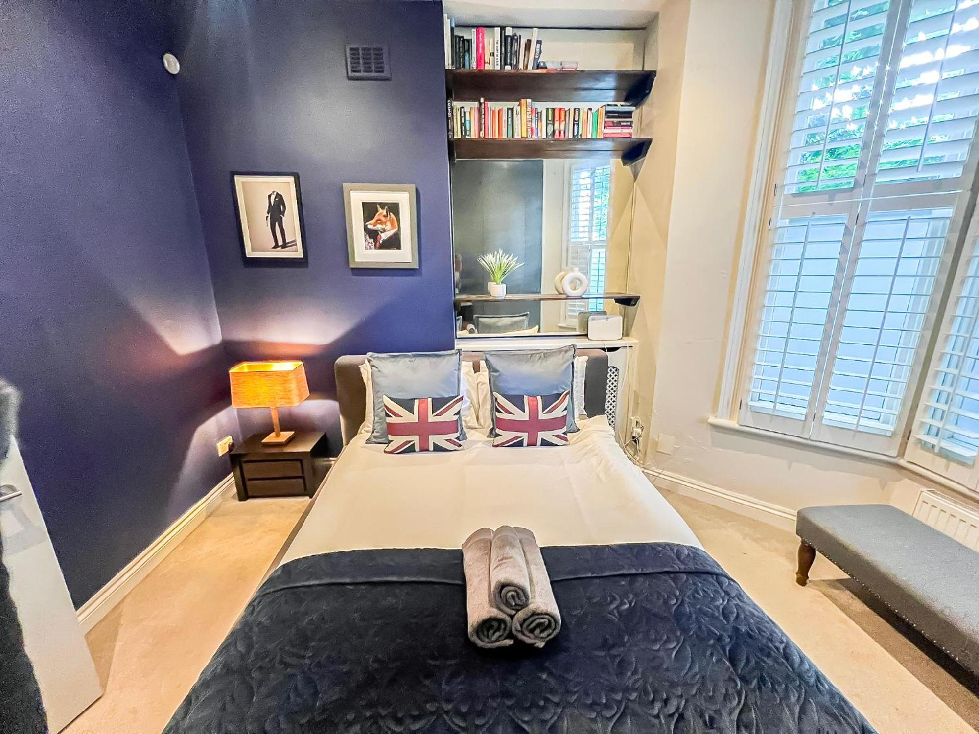 Sleek 2 Bedroom Flat With Private Patio & Firepit In Shepherds Bush, Near Hammersmith Londres