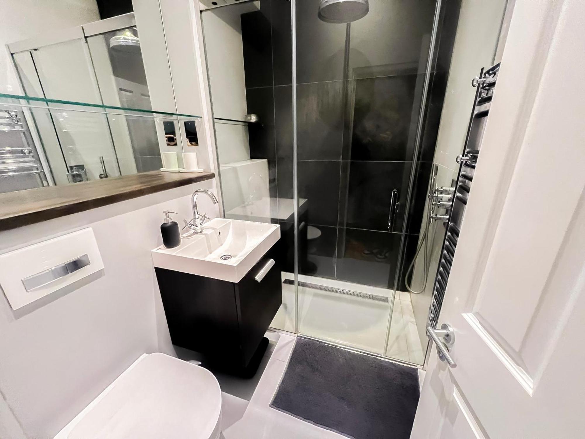 Sleek 2 Bedroom Flat With Private Patio & Firepit In Shepherds Bush, Near Hammersmith * Londres