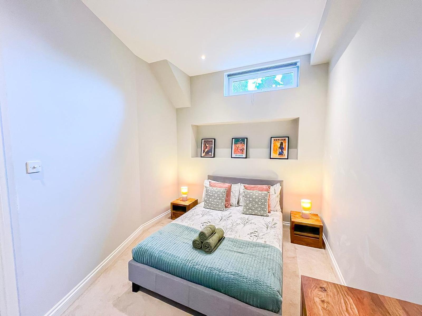 Sleek 2 Bedroom Flat With Private Patio & Firepit In Shepherds Bush, Near Hammersmith