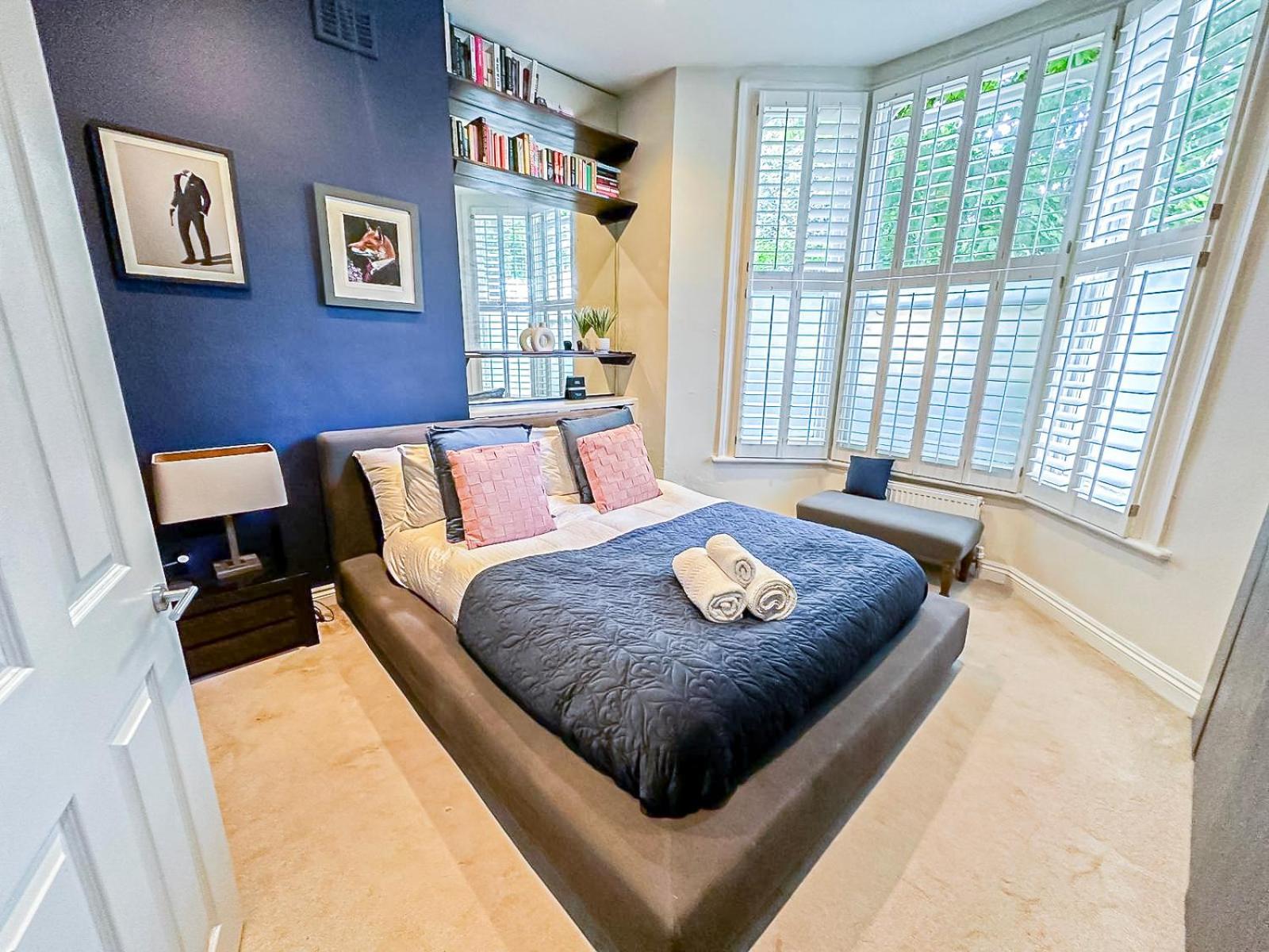 Sleek 2 Bedroom Flat With Private Patio & Firepit In Shepherds Bush, Near Hammersmith Apartamento