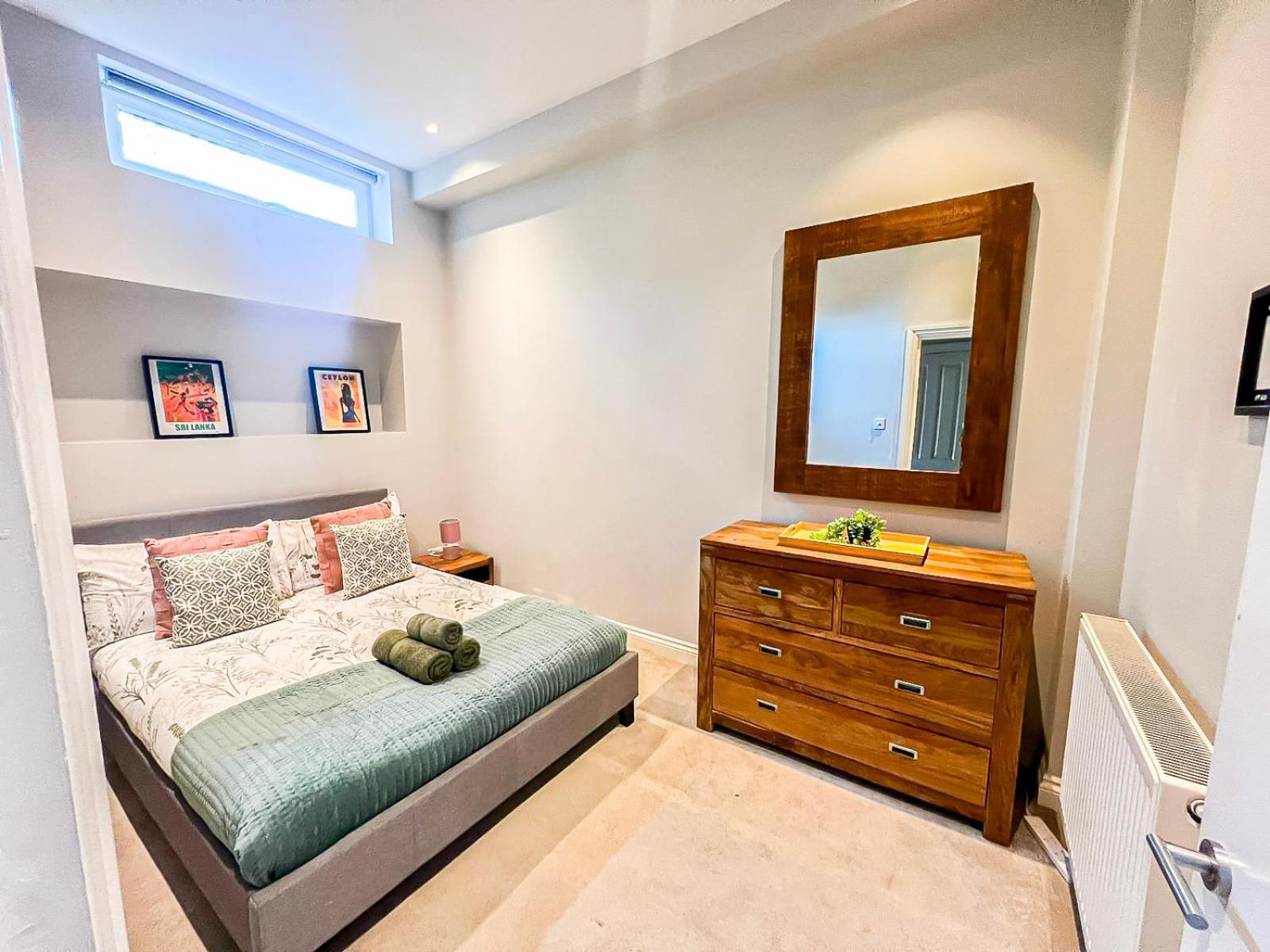 Apartamento Sleek 2 Bedroom Flat With Private Patio & Firepit In Shepherds Bush, Near Hammersmith Londres