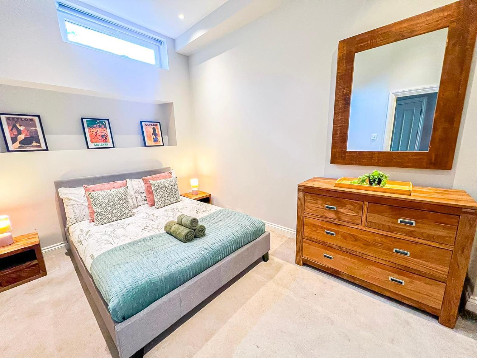 Sleek 2 Bedroom Flat With Private Patio & Firepit In Shepherds Bush, Near Hammersmith * Londres