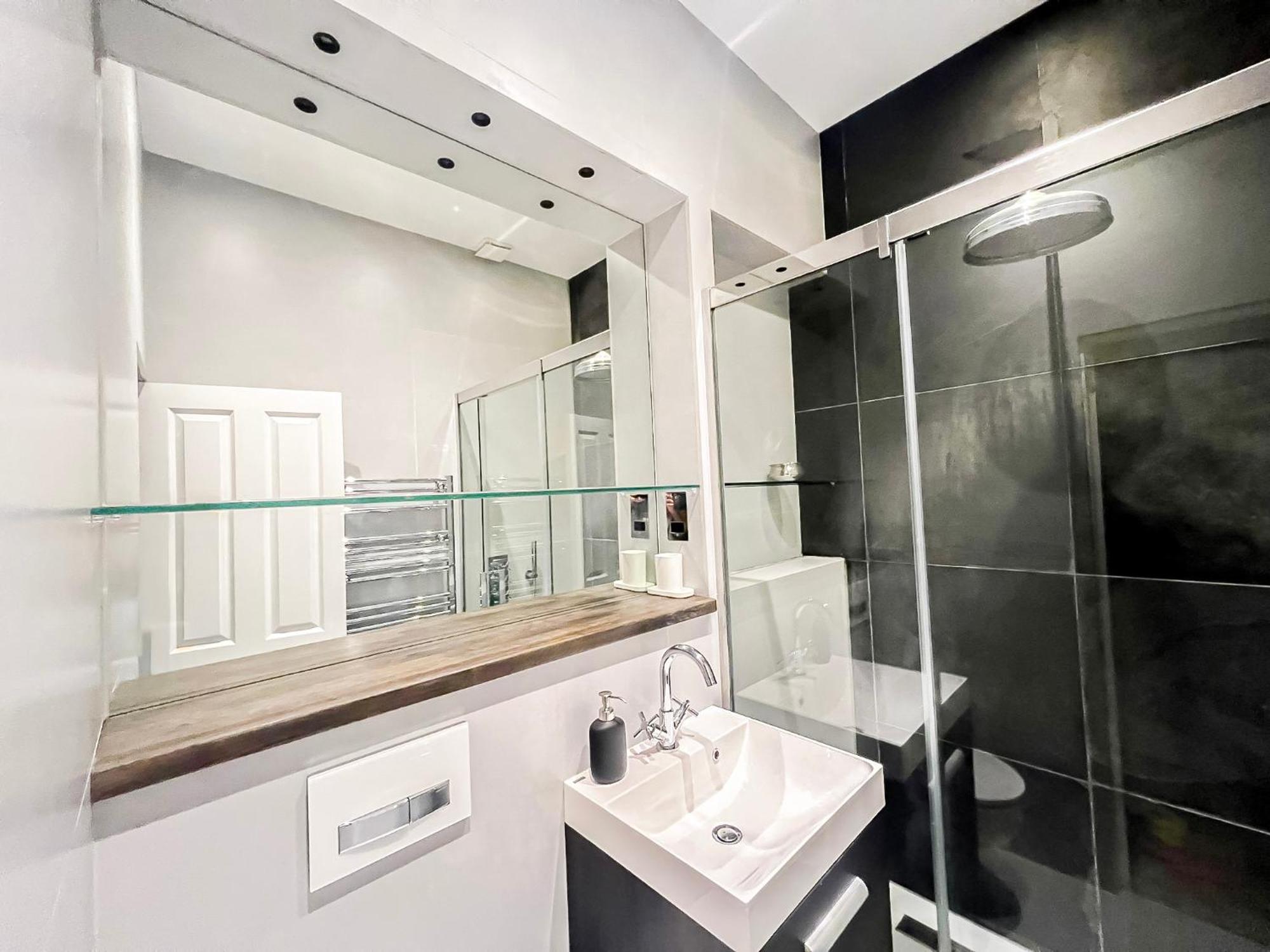 Sleek 2 Bedroom Flat With Private Patio & Firepit In Shepherds Bush, Near Hammersmith