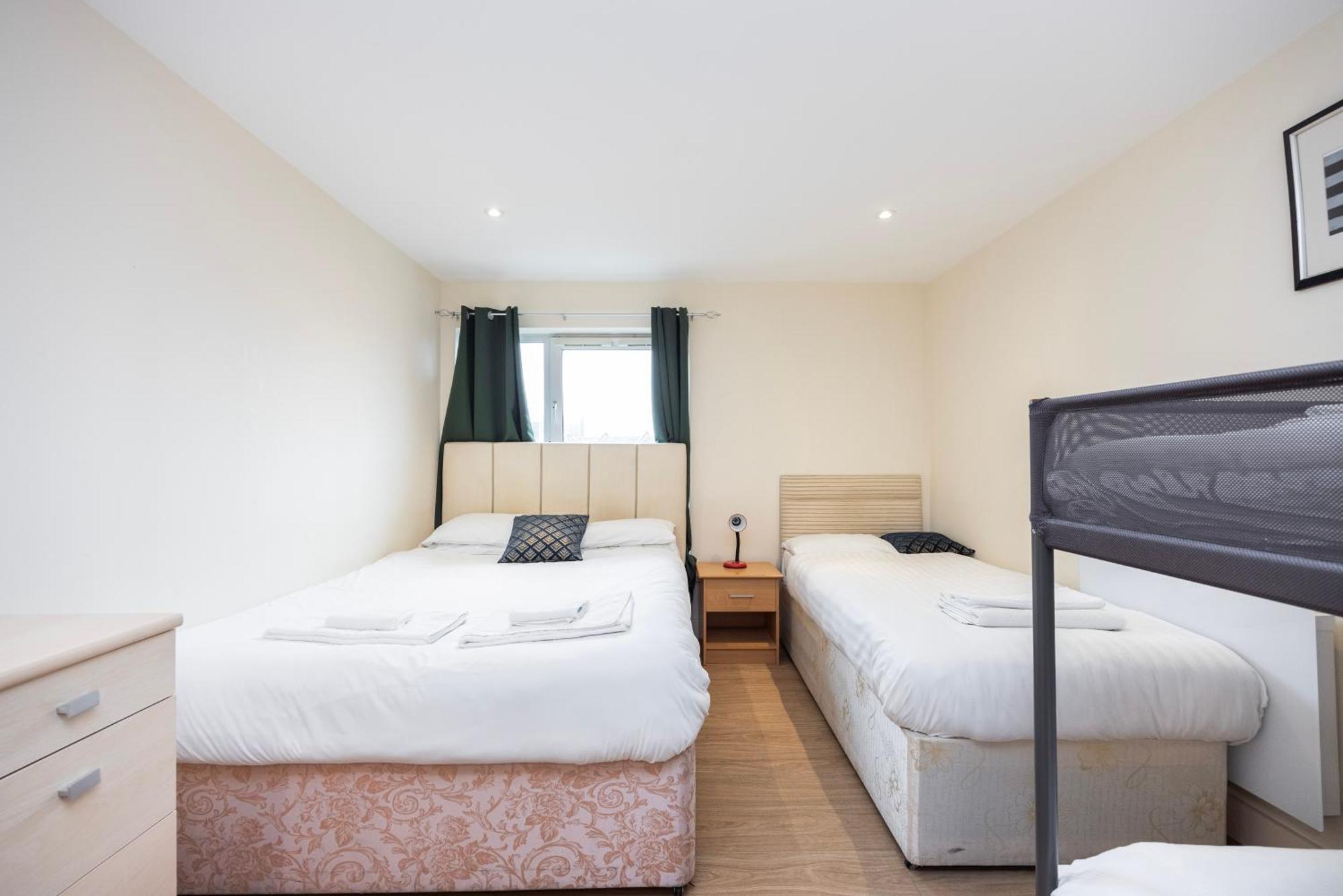 Heads On Bed -canary Wharf Docklands For The Larger Groups Appartement *
