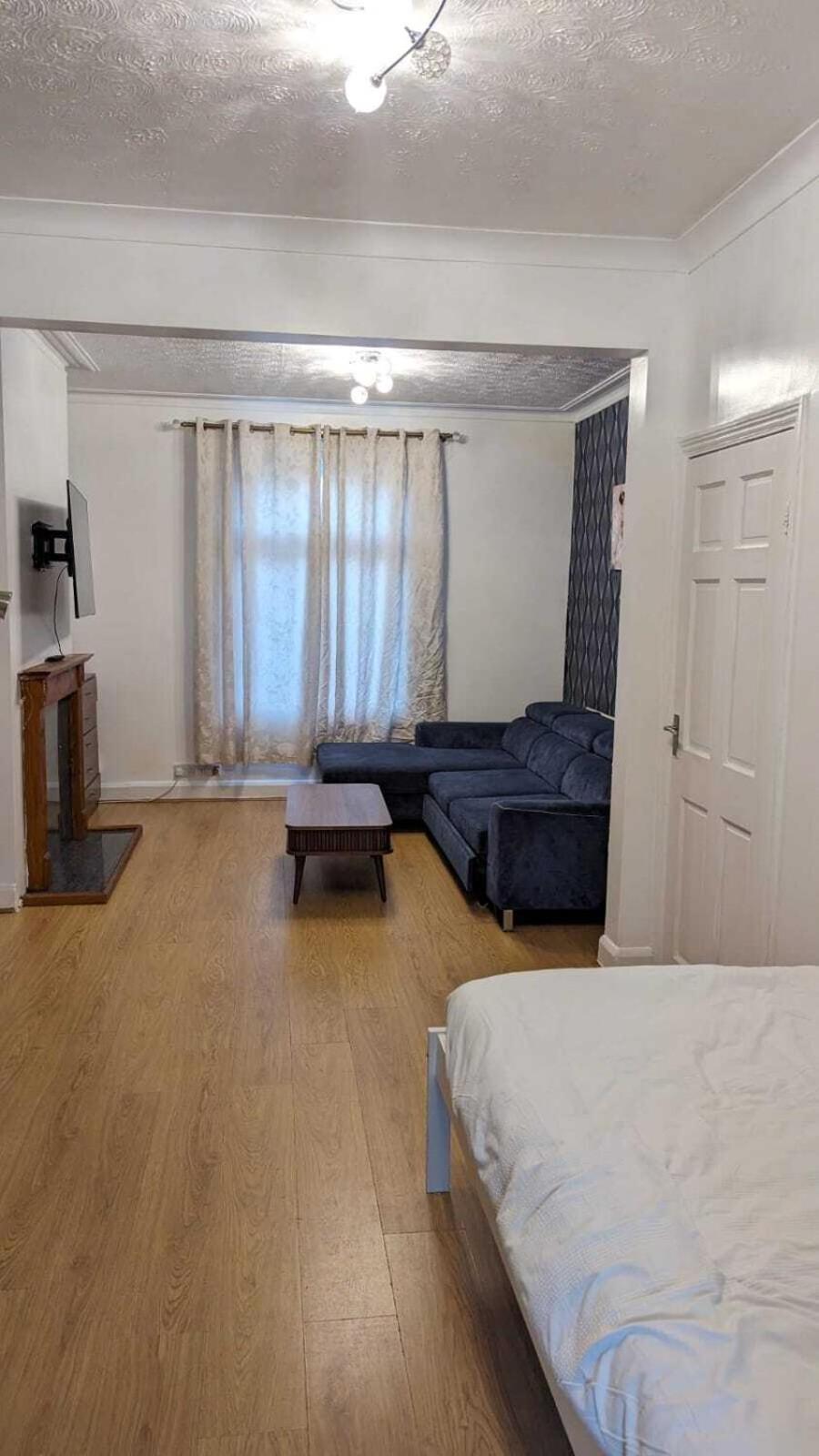Casa de Férias 3 Bedroom House,4beds, 2 Baths Ilford ,12 Mins To Stratford