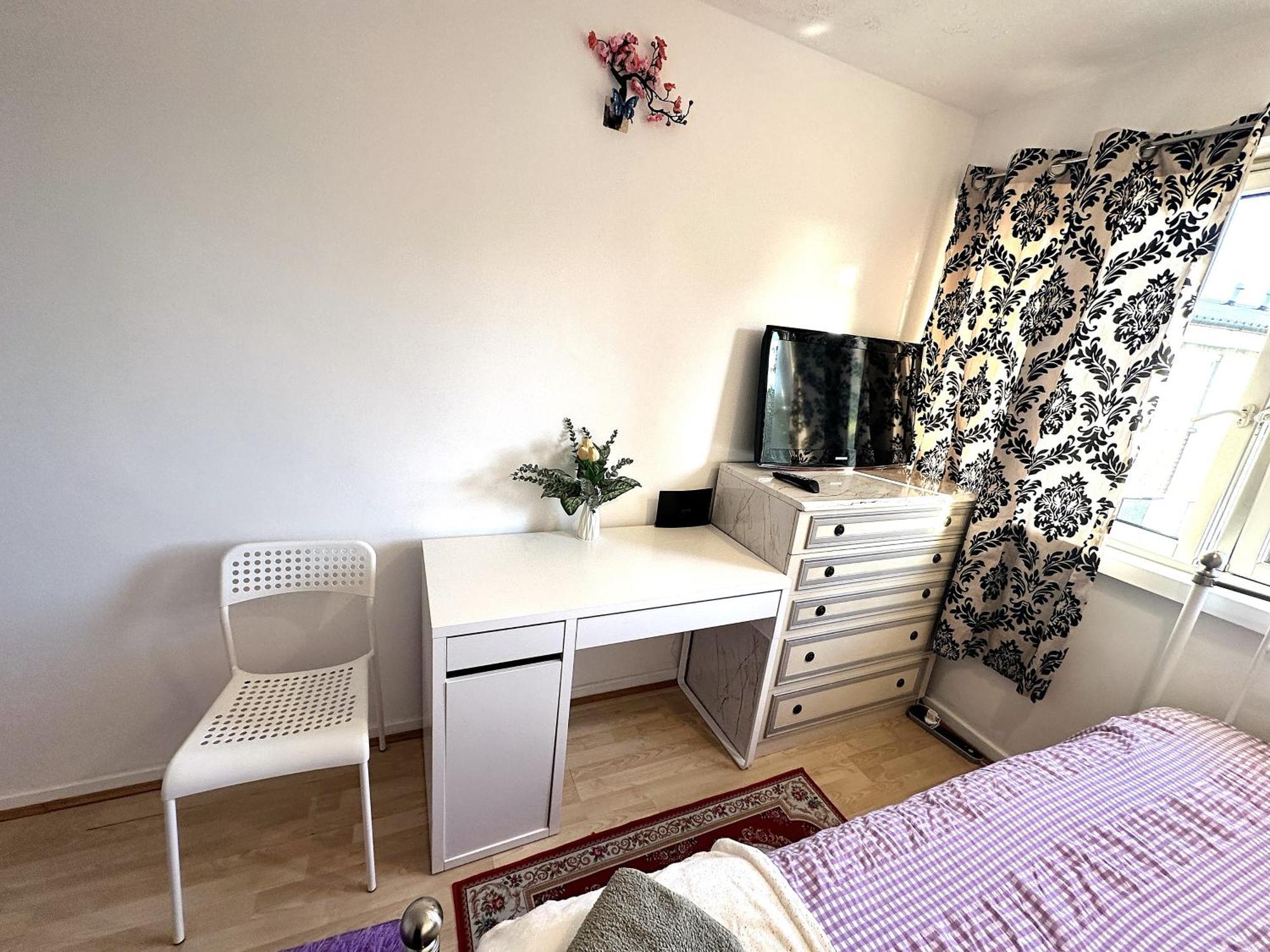 Excellent Double In Cheap Rate Around * London