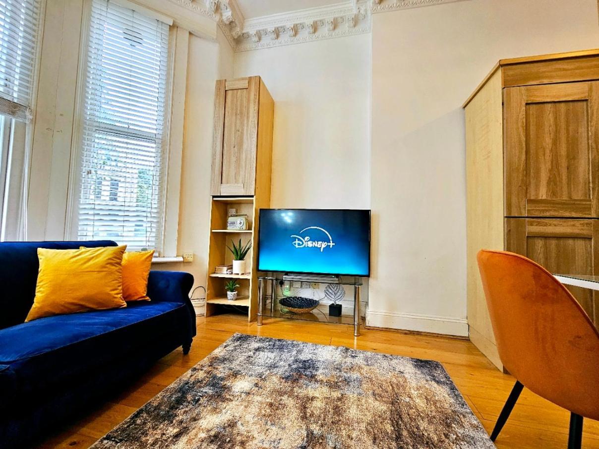 Lovely Ground Floor With High Ceiling And A Private Garden By Earl's Court Station Apartamento