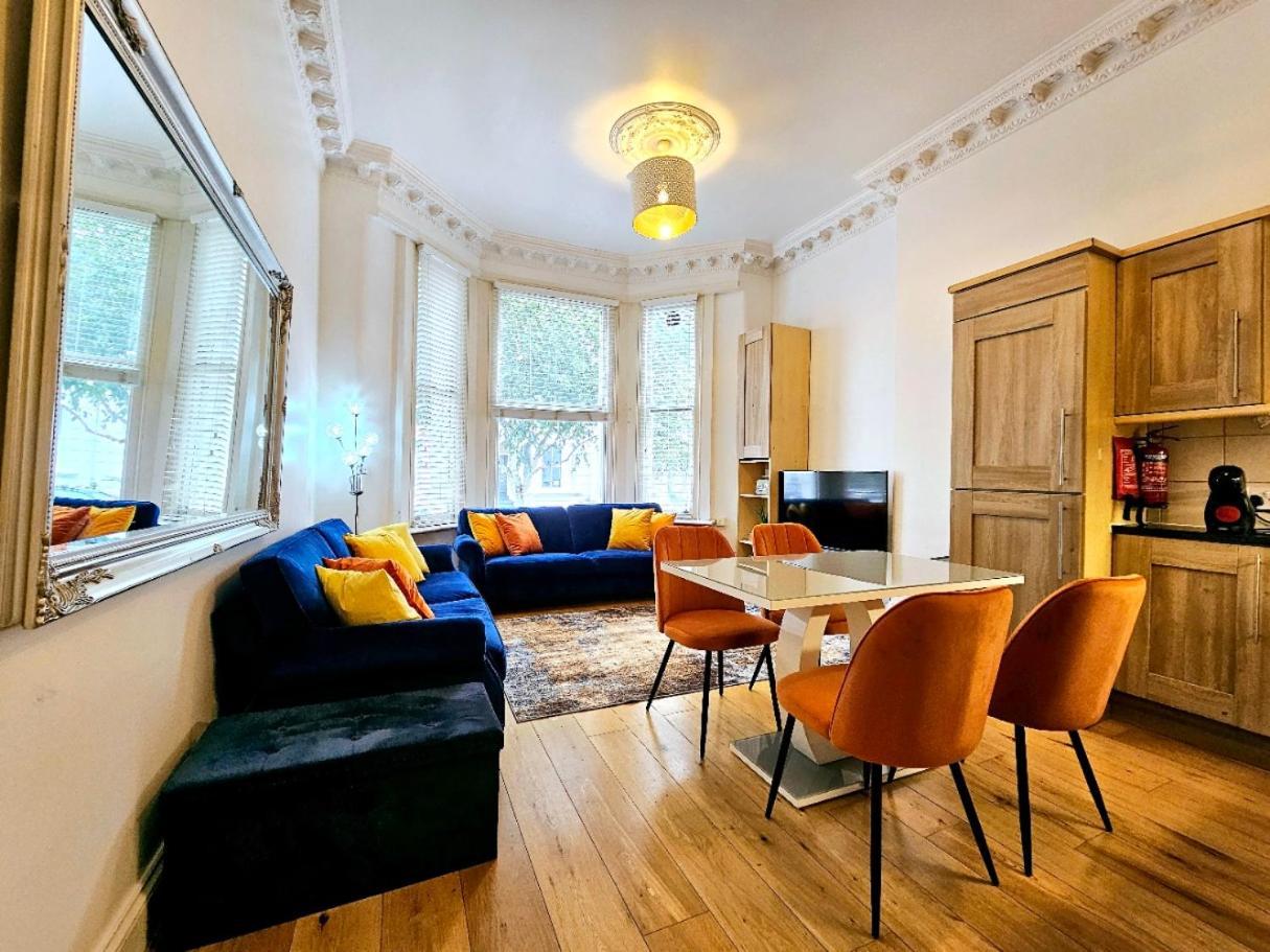 Lovely Ground Floor With High Ceiling And A Private Garden By Earl's Court Station Londres