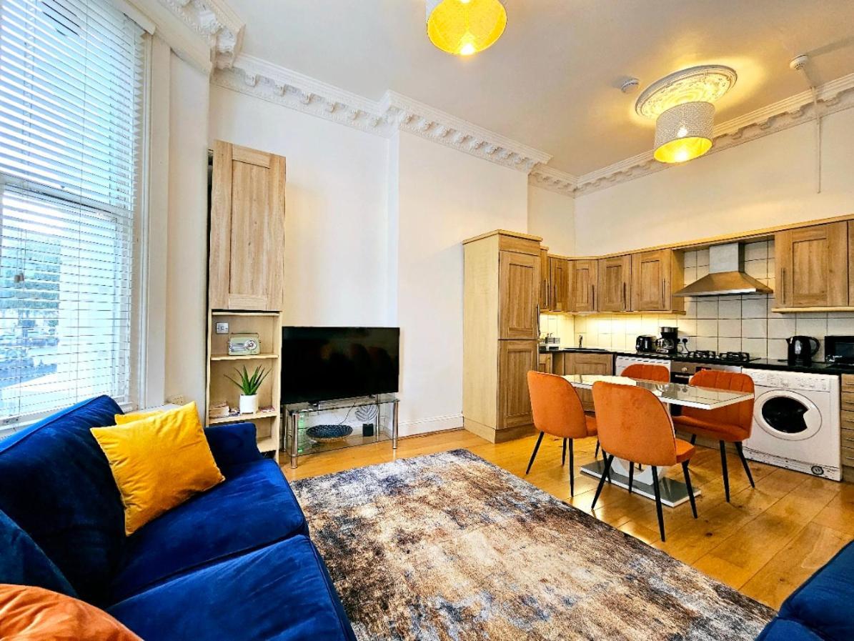 Lovely Ground Floor With High Ceiling And A Private Garden By Earl's Court Station * Londres