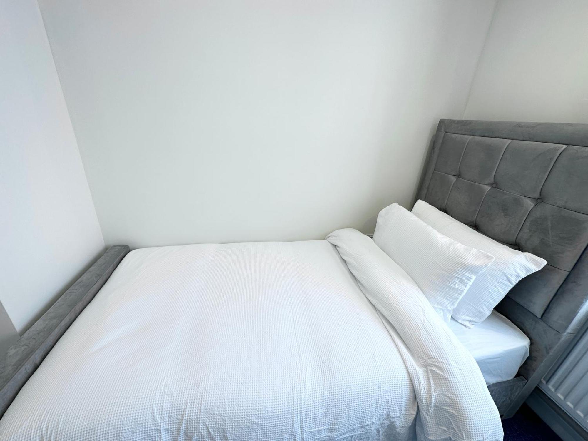 Newly Renovated Bedrooms Near Train And Bus Station Apartment London