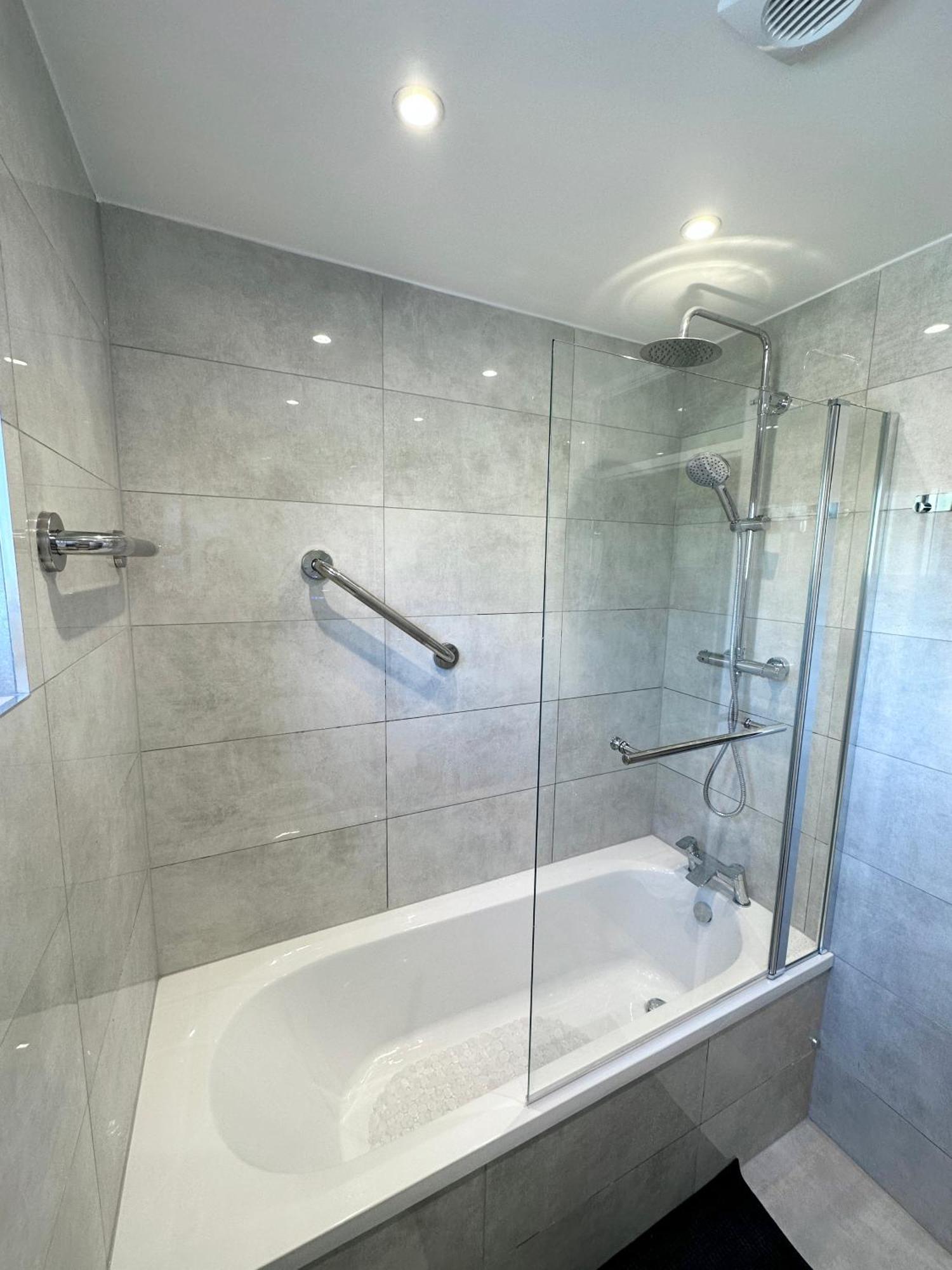 Apartment Newly Renovated Bedrooms Near Train And Bus Station London