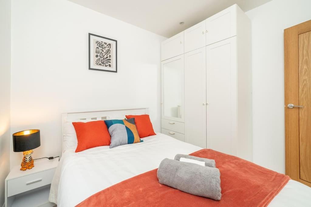 Vibrant 3br Tottenham Home, Private Garden Wifi Parking Free On Request Appartement