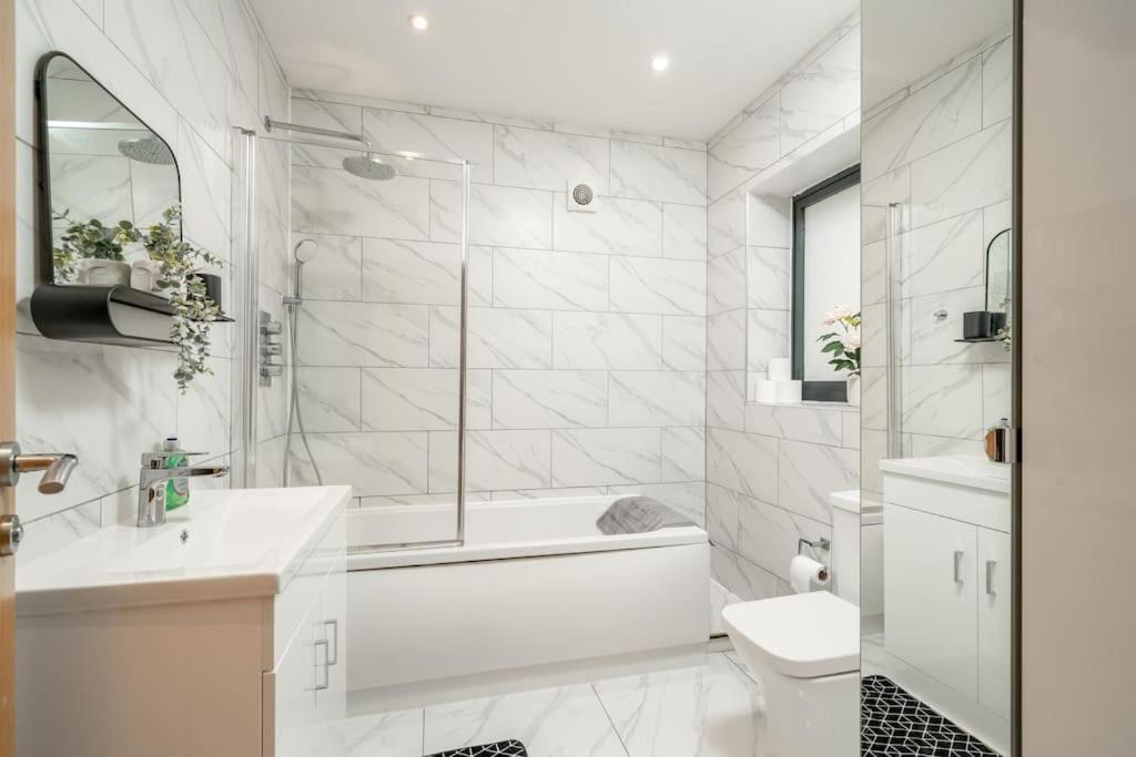 Vibrant 3br Tottenham Home, Private Garden Wifi Parking Free On Request Londres