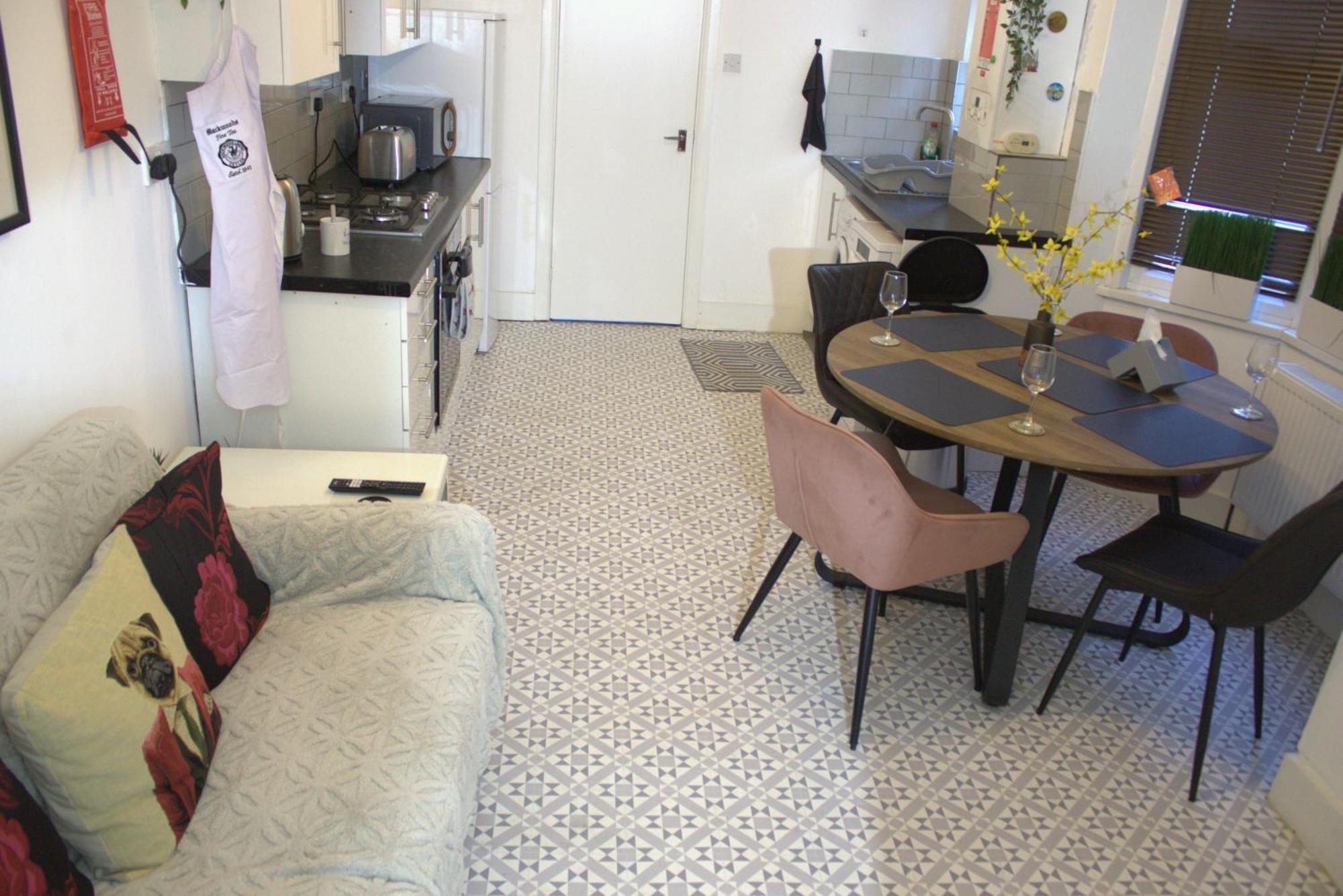 Two Bedroom Flat Near Transport & Shops Apartamento *