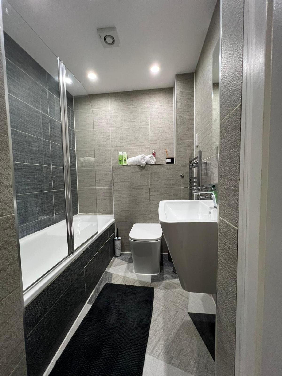 Cool 2bed Flat Zone 1 Apartment *