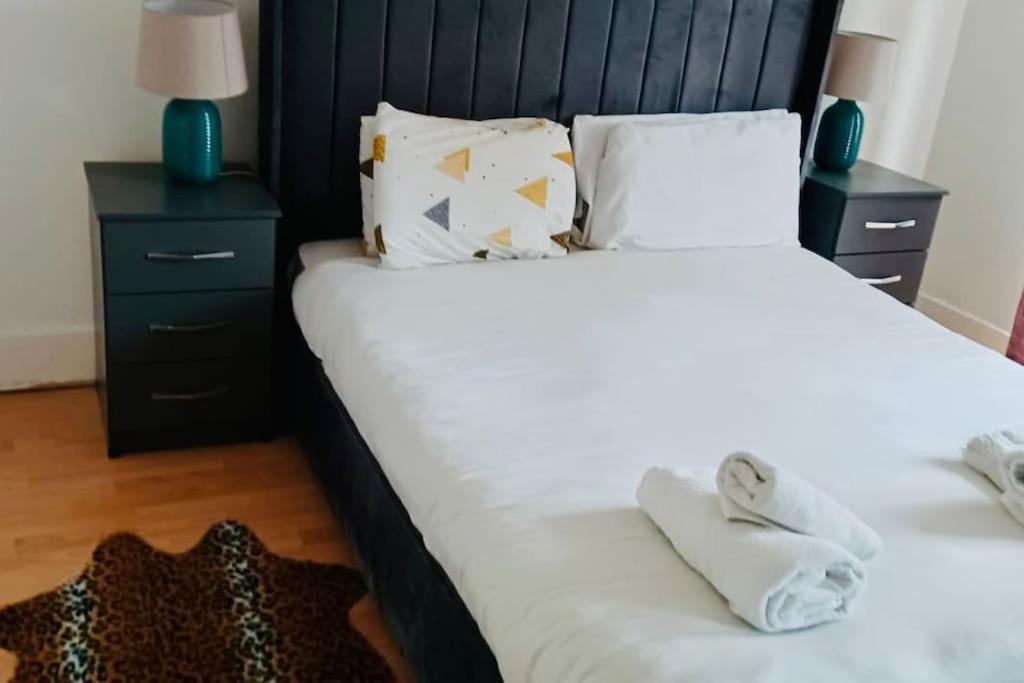 Beautiful 3bd Family With Huge Private Graden Hébergement de vacances Londres