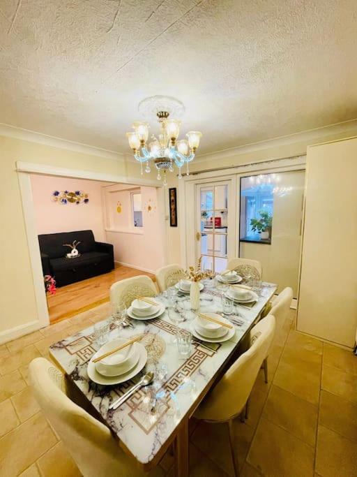 Hébergement de vacances Beautiful 3bd Family With Huge Private Graden *