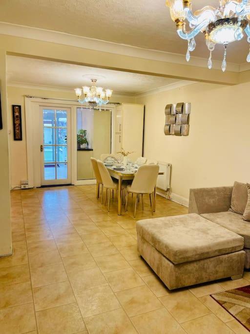 Hébergement de vacances Beautiful 3bd Family With Huge Private Graden Londres