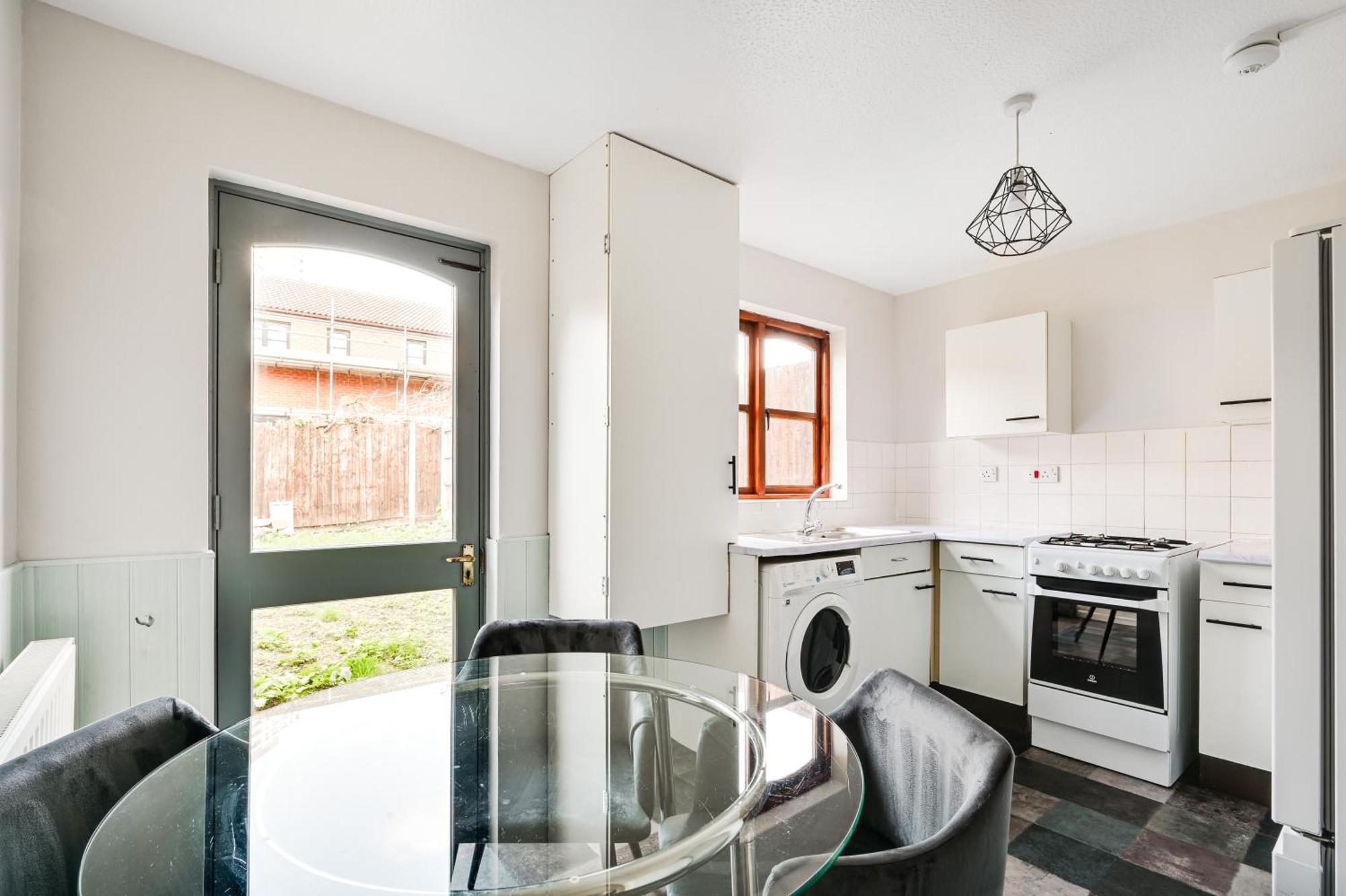 Luxe 2 Bed House In London- Free Parking, Free Wifi, Big Garden Hébergement de vacances *
