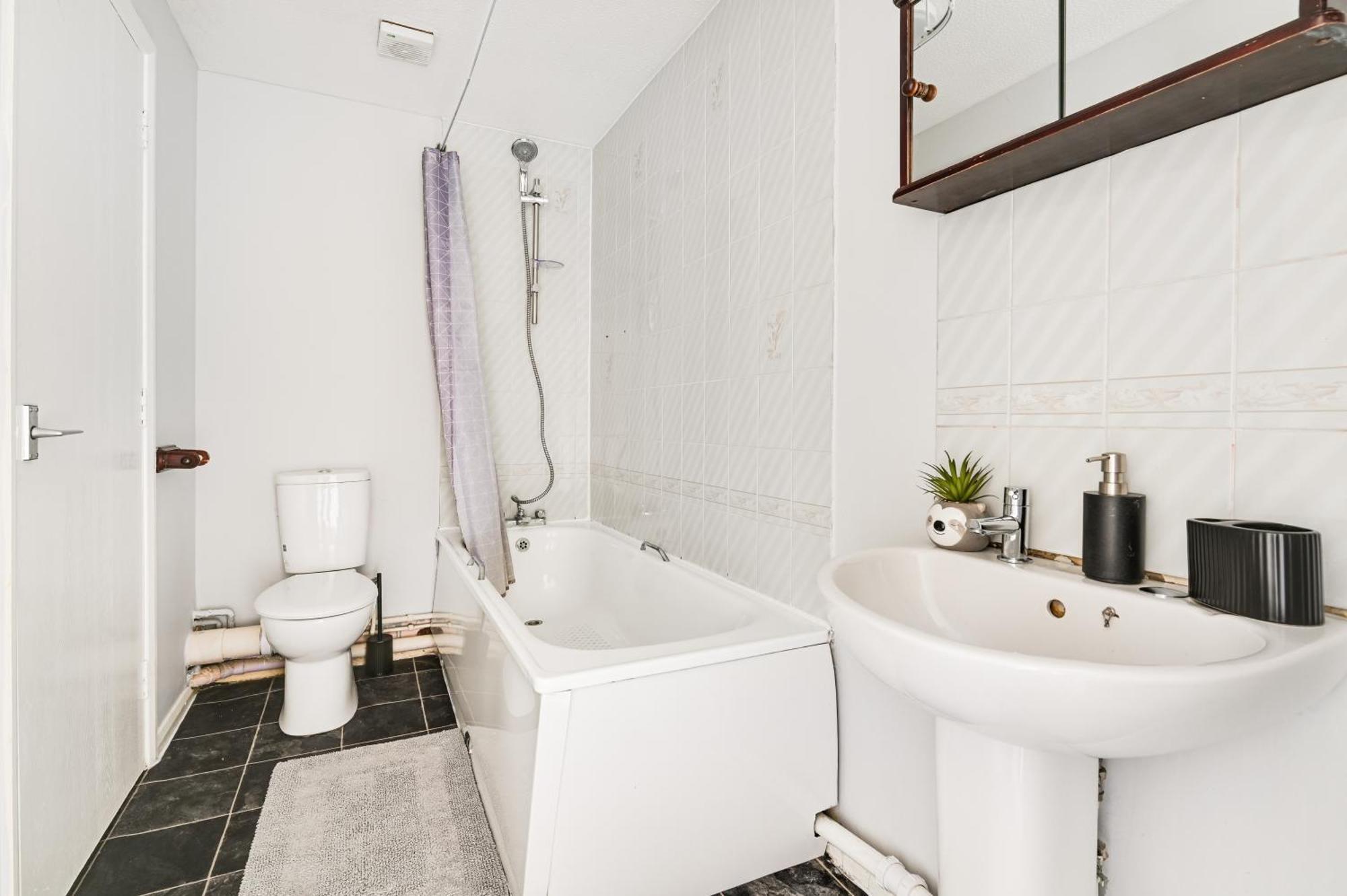 Luxe 2 Bed House In London- Free Parking, Free Wifi, Big Garden Hébergement de vacances