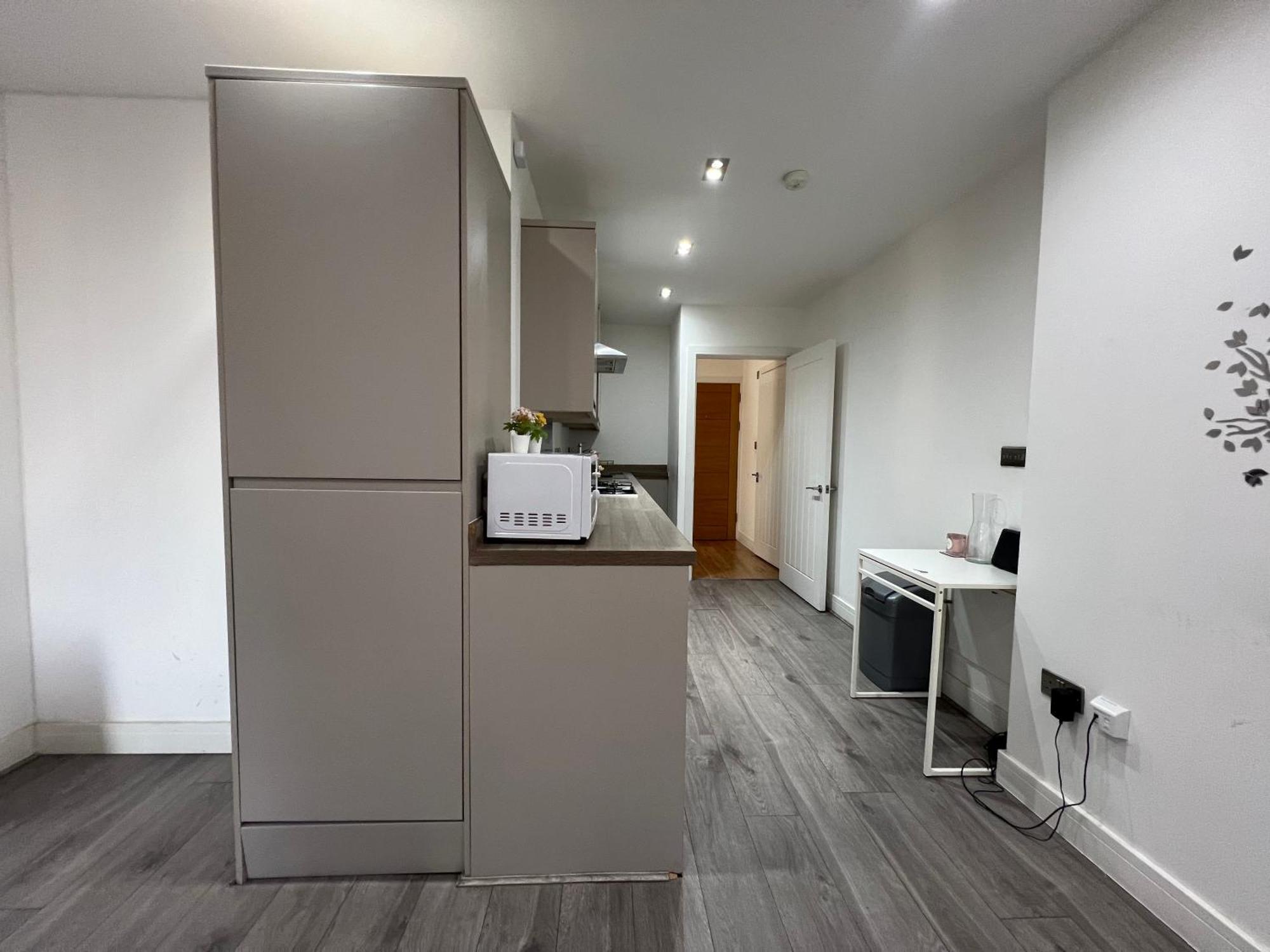 Cool 2bed Flat Zone 1 *