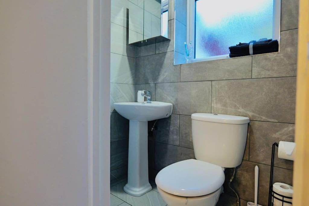 Apartamento Two Bedroom Flat Near Transport & Shops *