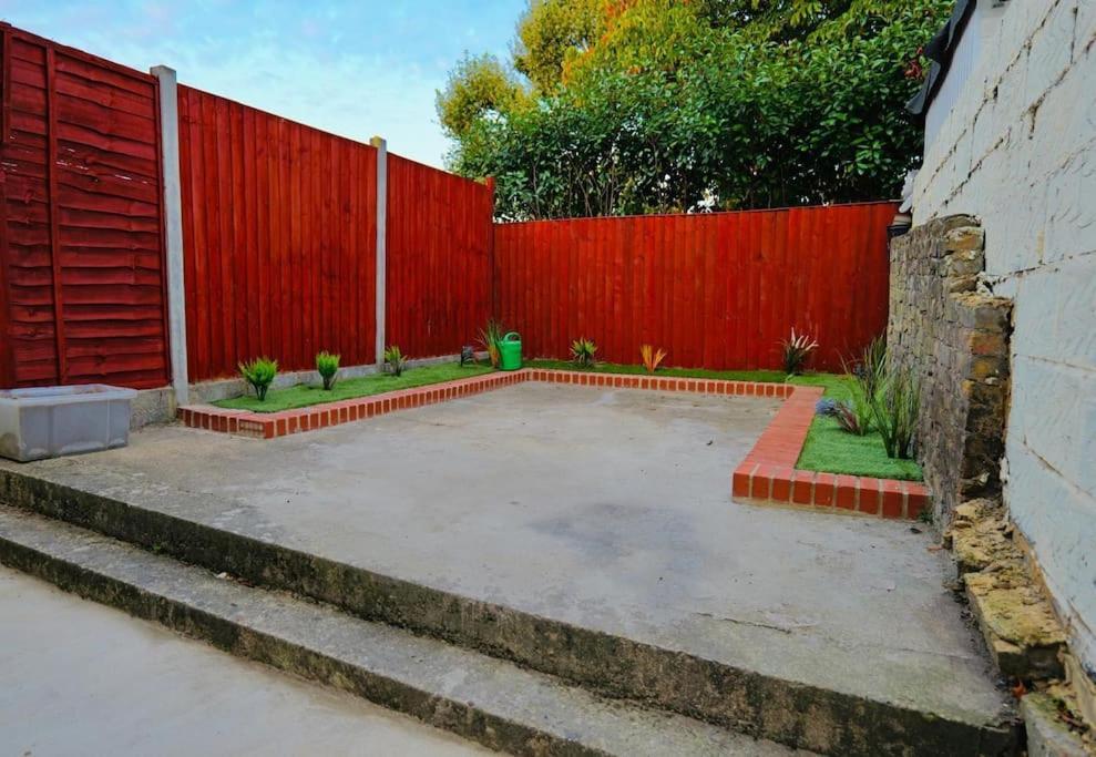 Two Bedroom Flat Near Transport & Shops * Londres