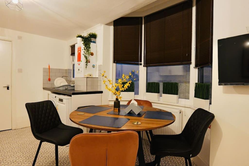 Apartamento Two Bedroom Flat Near Transport & Shops Londres