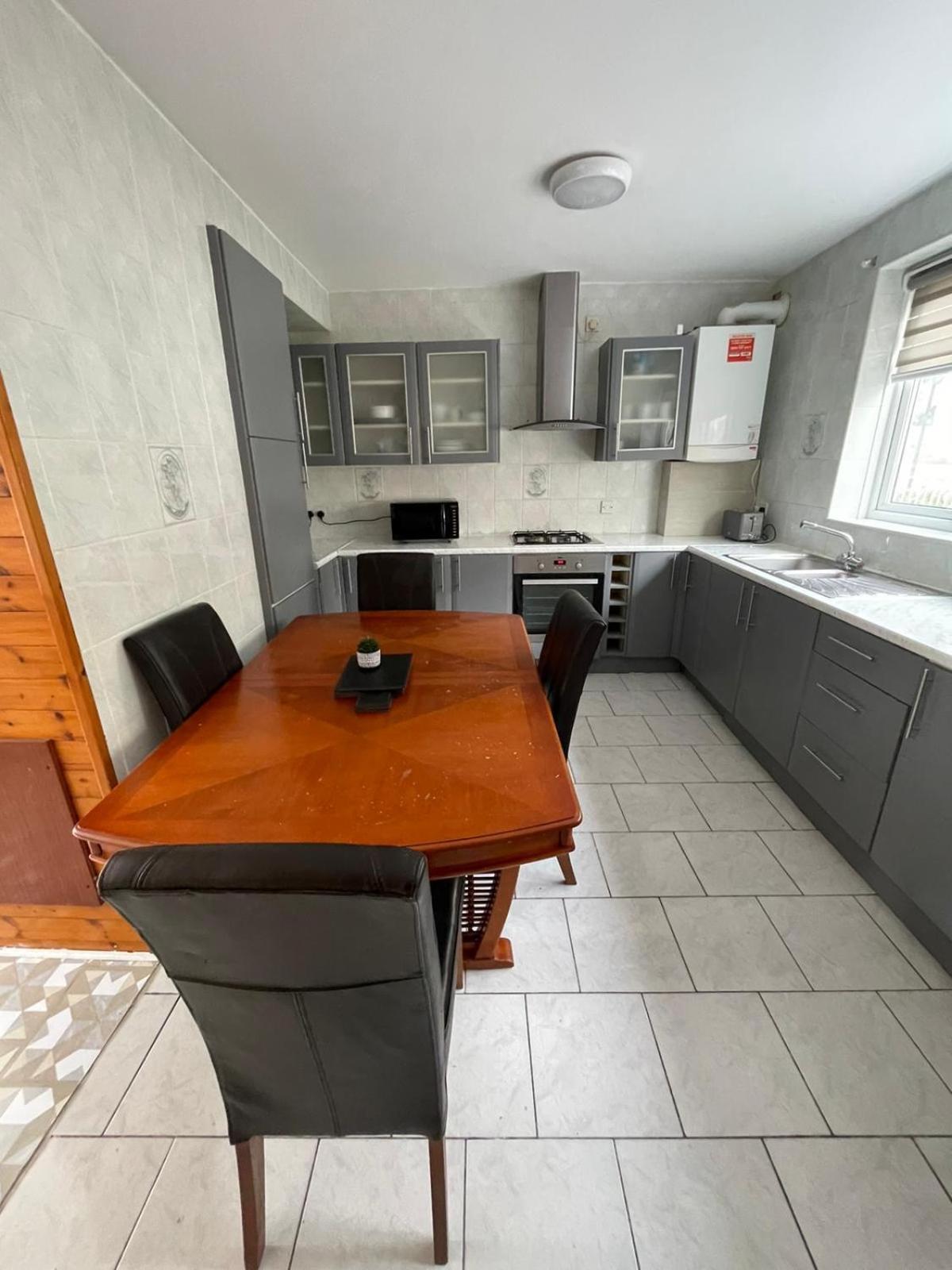 Lovely Spacious 3 Bedroom House With Sofa Bed, 30 Minutes From London