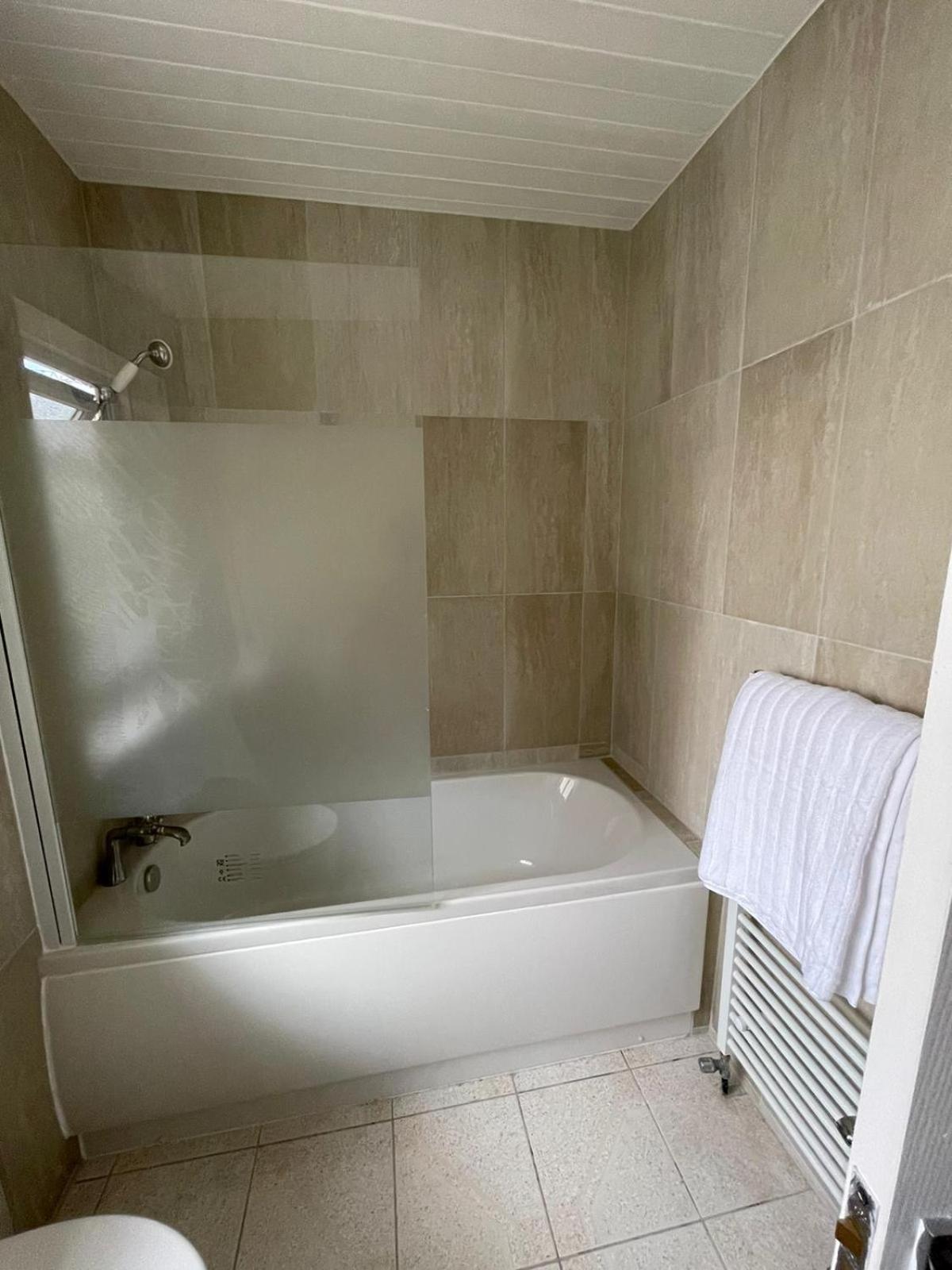 Lovely Spacious 3 Bedroom House With Sofa Bed, 30 Minutes From Ferienhaus *