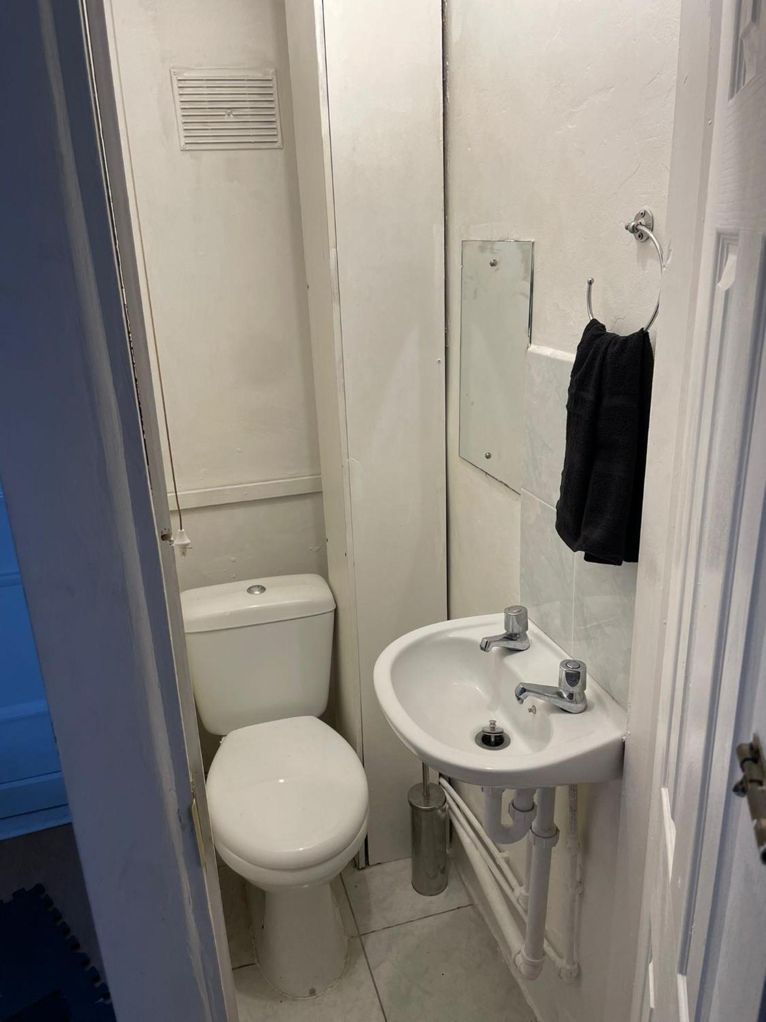 Lovely Spacious 3 Bedroom House With Sofa Bed, 30 Minutes From *