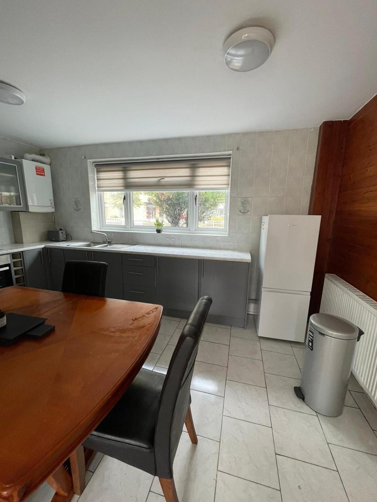 Lovely Spacious 3 Bedroom House With Sofa Bed, 30 Minutes From Ferienhaus London
