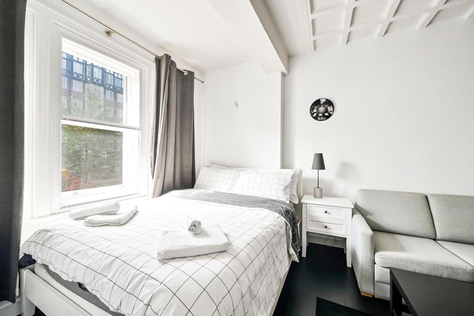 Beatles-themed Serviced On Abbey Road Londres