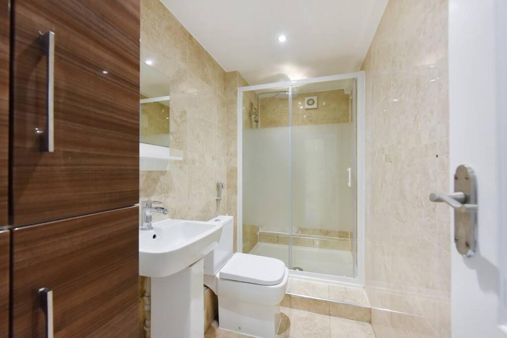 Three Bedrooom Flat In Heart Of Londres