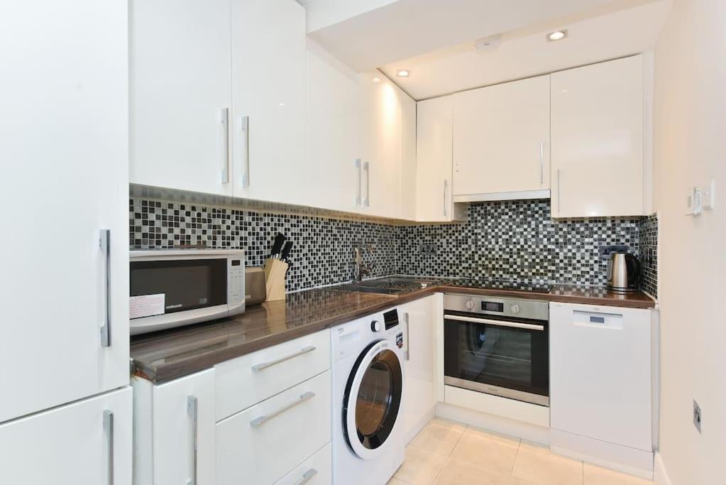Three Bedrooom Flat In Heart Of * Londres