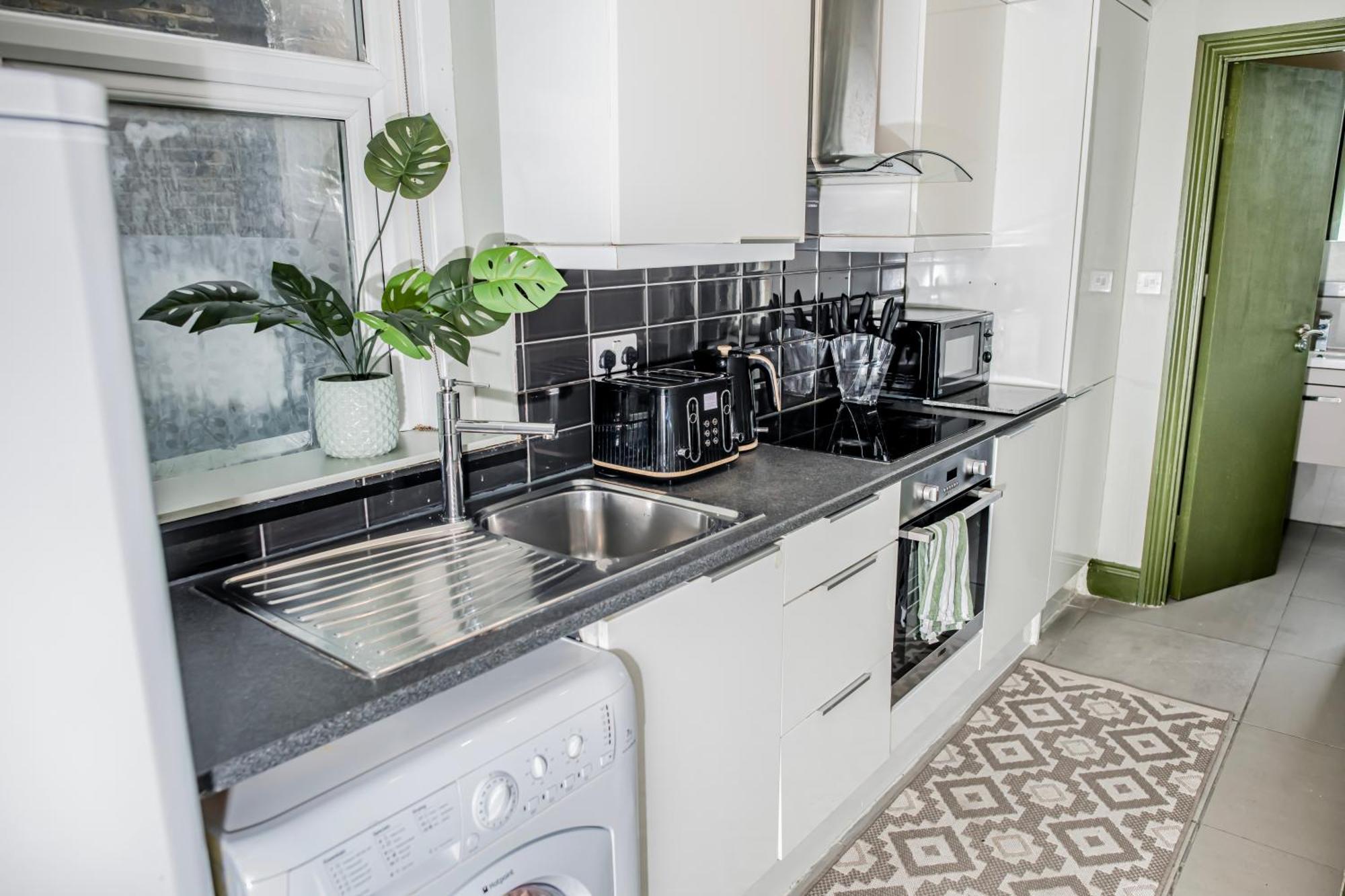 2 Bedroom Flat With Indoor Fireplace In Shepherds Bush, Near White City Apartment