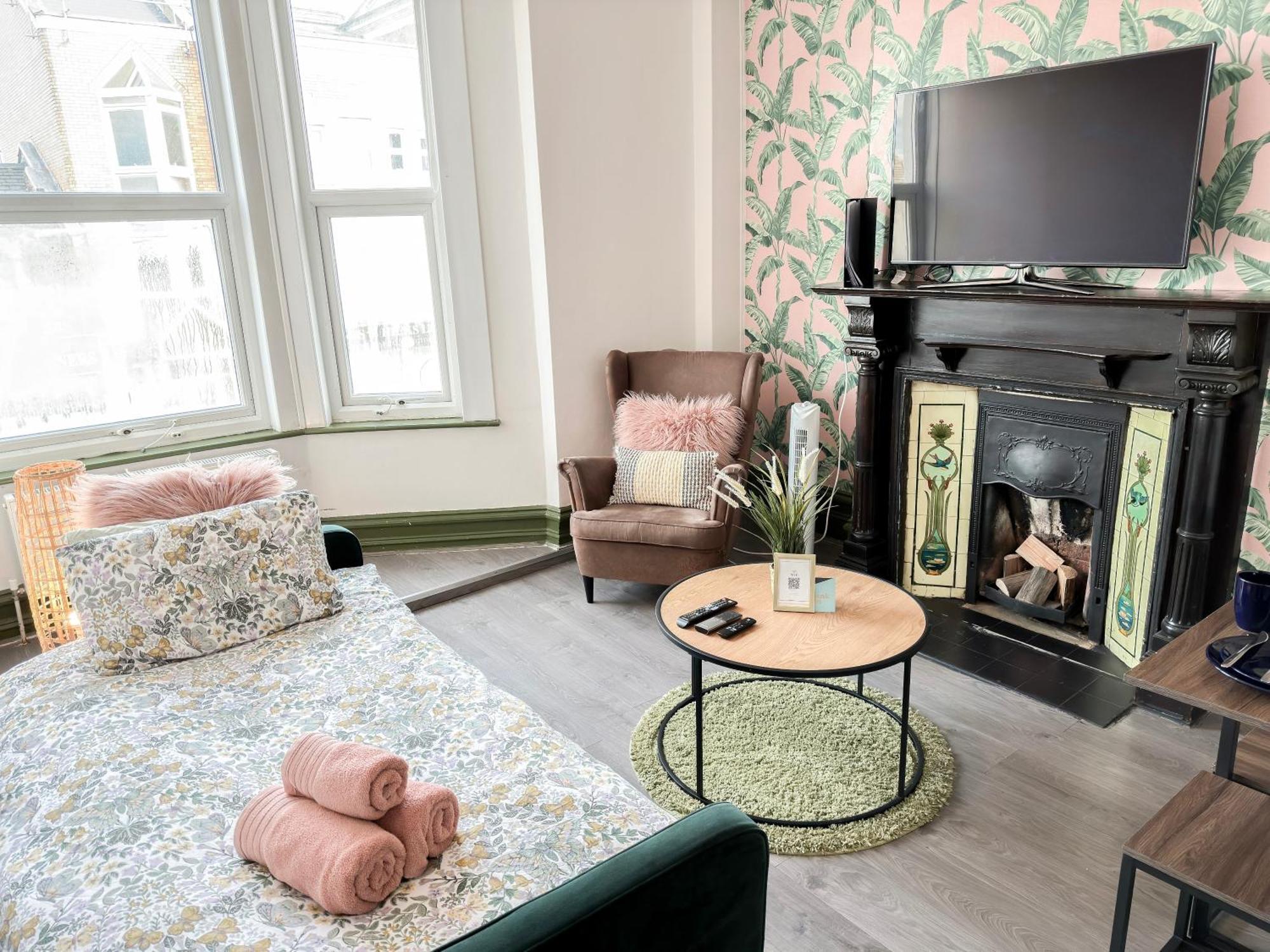 Apartment 2 Bedroom Flat With Indoor Fireplace In Shepherds Bush, Near White City *
