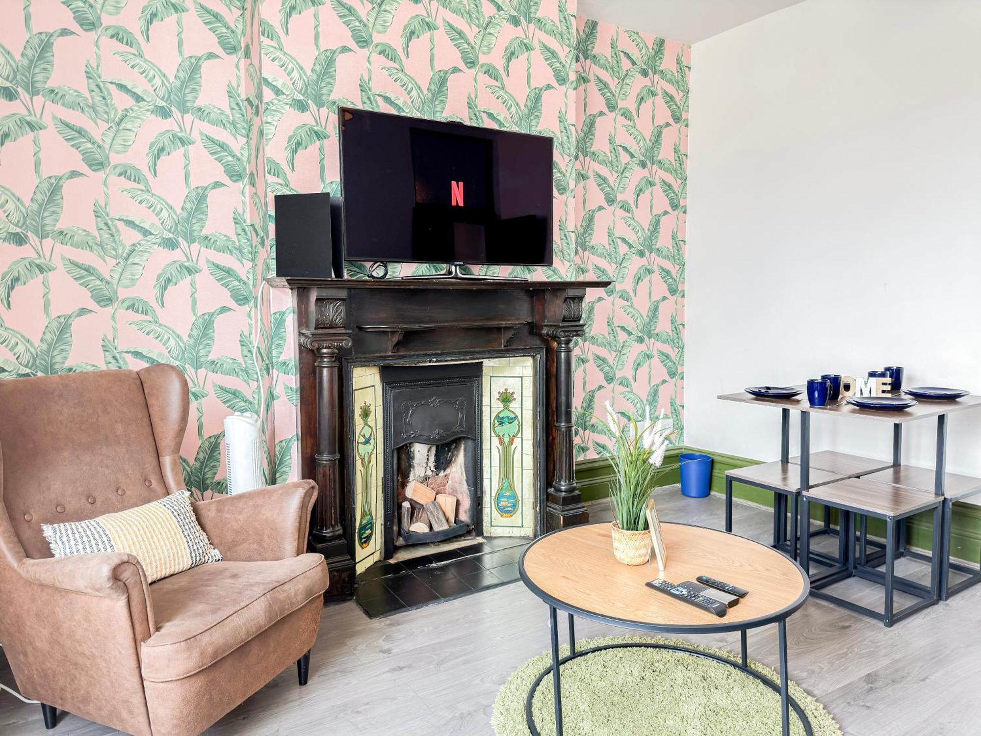 2 Bedroom Flat With Indoor Fireplace In Shepherds Bush, Near White City Apartment London