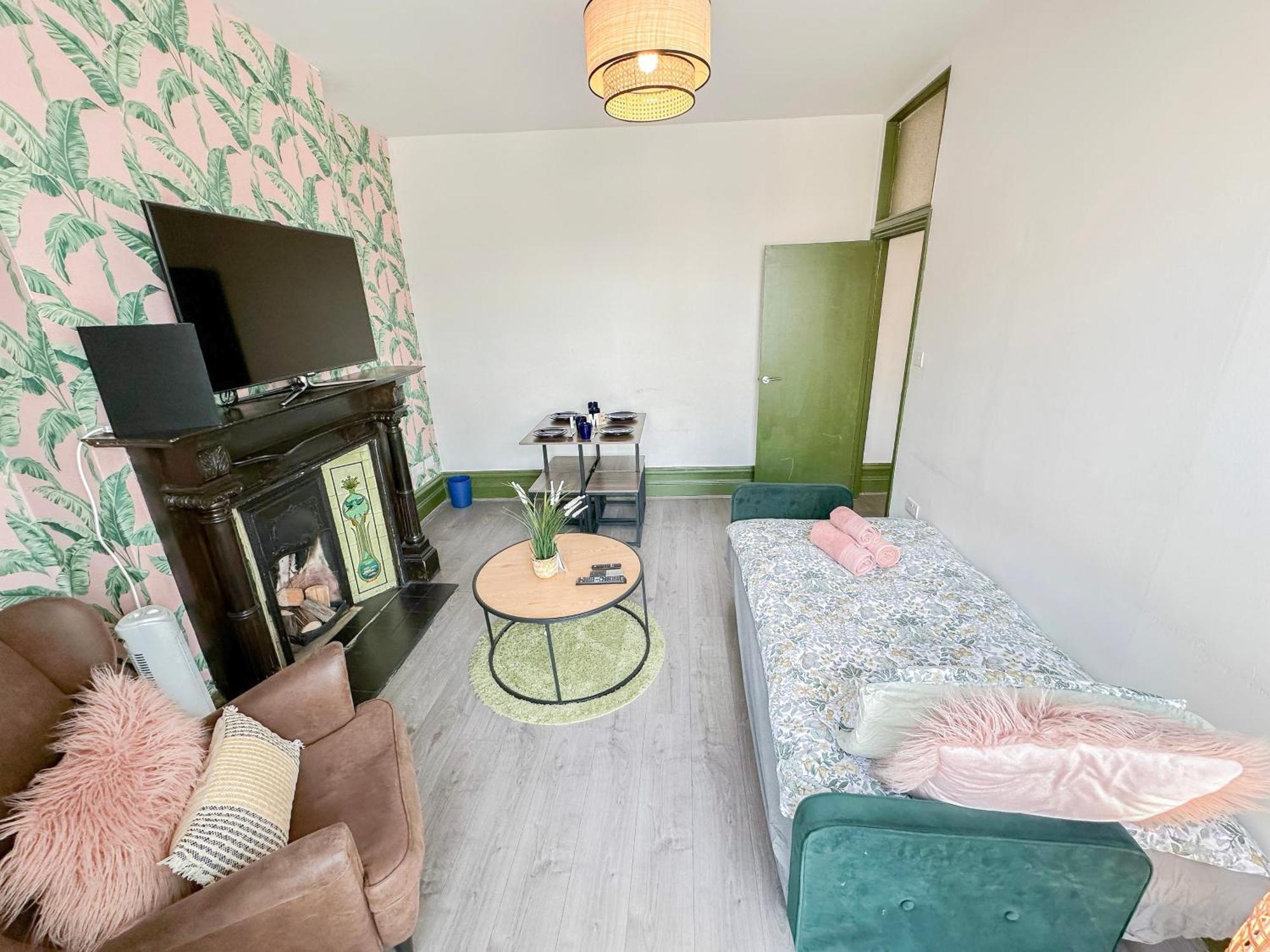 2 Bedroom Flat With Indoor Fireplace In Shepherds Bush, Near White City *